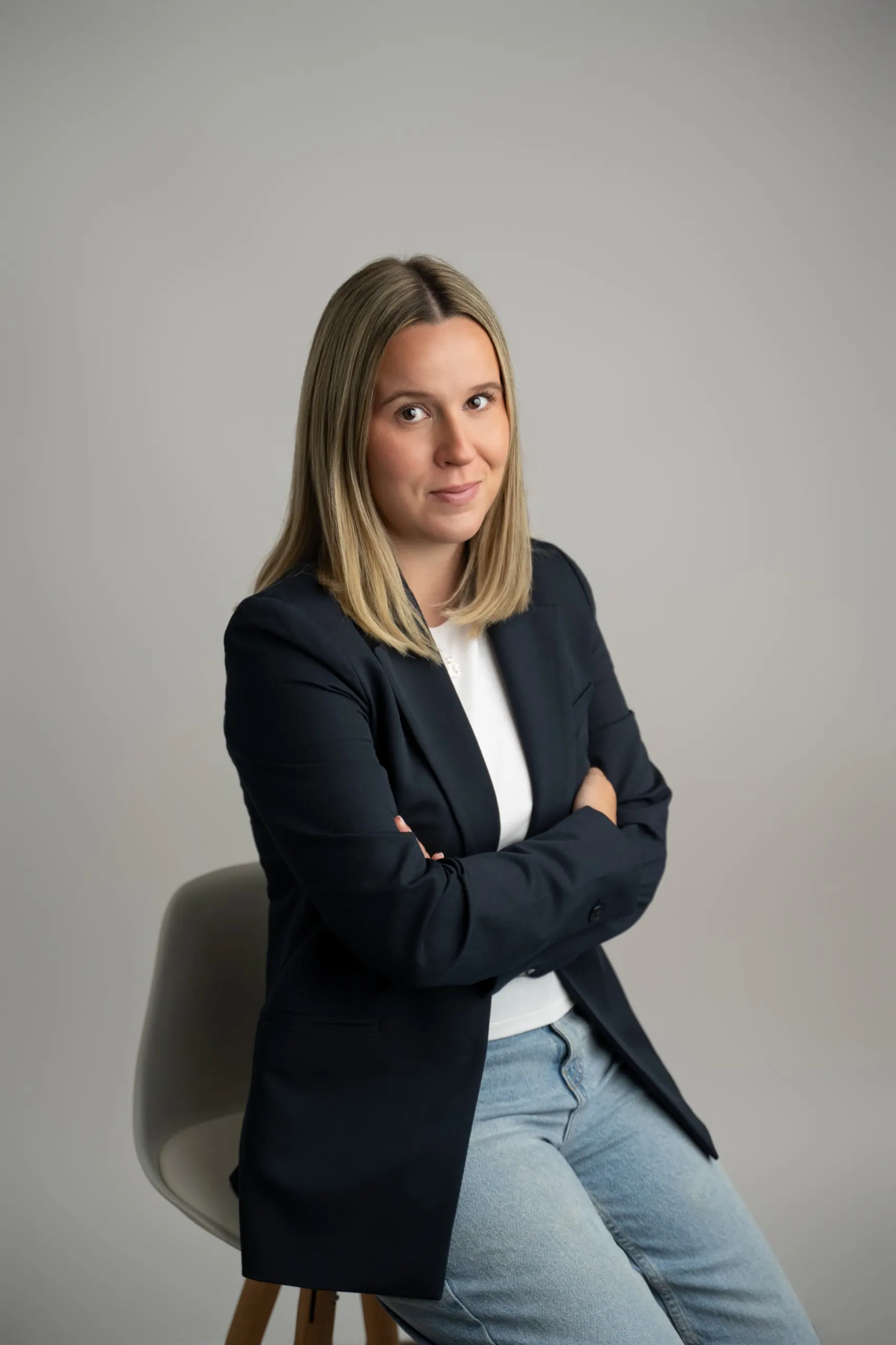 Laura Vilarrubí, psicóloga forense, con americana azul sobre fondo gris